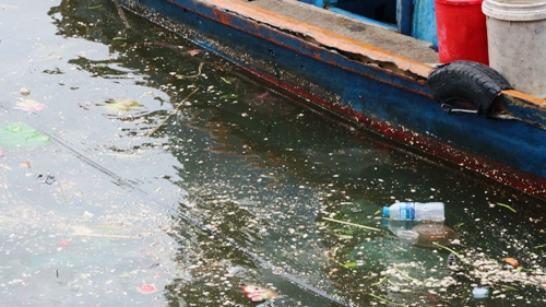 2 Nước thải bốc mùi tràn lên bờ, chảy xuống biển ở