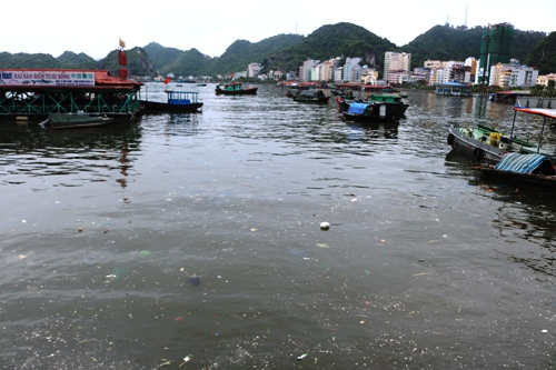 Nước thải bốc mùi tràn lên bờ, chảy xuống biển ở đ