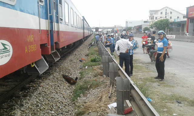 Tàu hỏa tông xe máy, mẹ chết, con nguy kịch