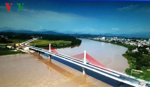 Thông xe cầu hai trụ dây văng đầu tiên bắc qua sôn