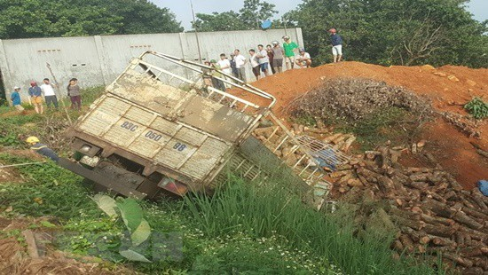 Xe tải đâm xe ba gác rồi lao xuống vực, 2 người tử