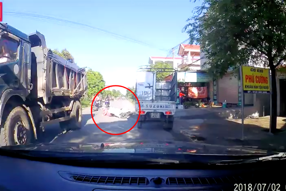 Nữ ninja mất lái ngã lăn ra trước đầu xe tải, may 