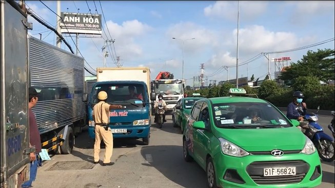 Xe xếp hàng chờ đăng kiểm khiến kẹt xe kéo dài