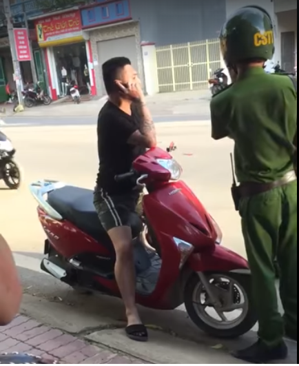 Đi xe máy không đội MBH, nam thanh niên gọi bố mẹ 