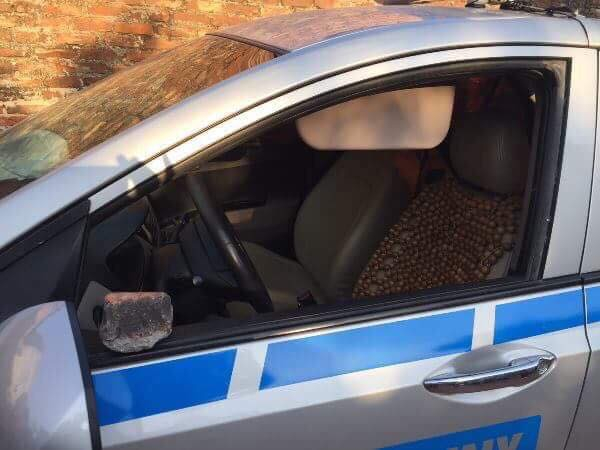 Không trả đủ tiền còn dùng gạch đập nát kính xe ta