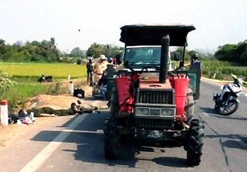 Ôtô tải tông xe máy cày, 22 người bị nạn