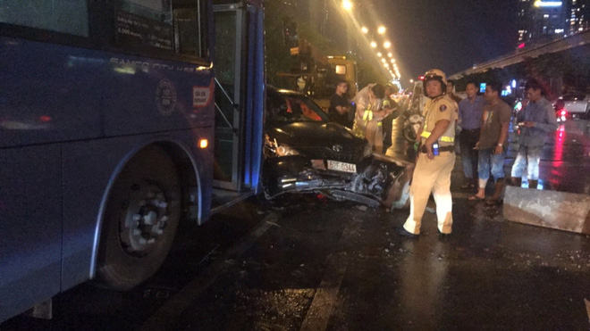 Xe buýt tông nát ô tô, nhiều hành khách hoảng loạn