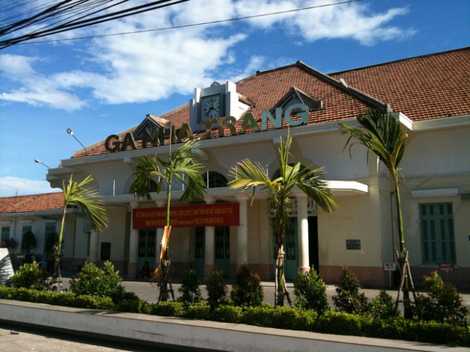 Hai tàu lửa lại suýt tông nhau ở ga Nha Trang