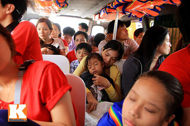 2 Chuyến xe đầy rác do hành khách vứt lại gây tran