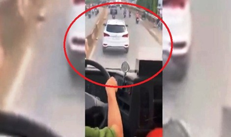 Tài xế diễn trò trước xe chữa cháy