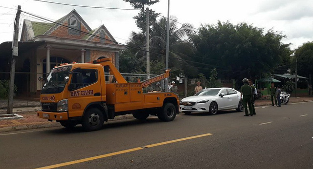 Chủ xe gọi điện thoại cho người thân, xe 