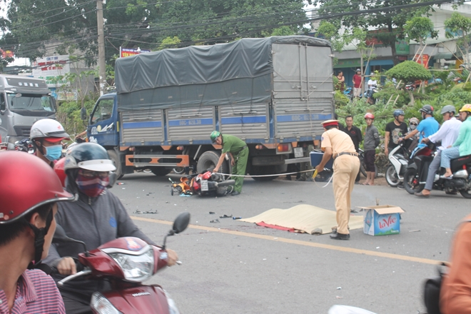 2 xe máy đối đầu, người chết, người t