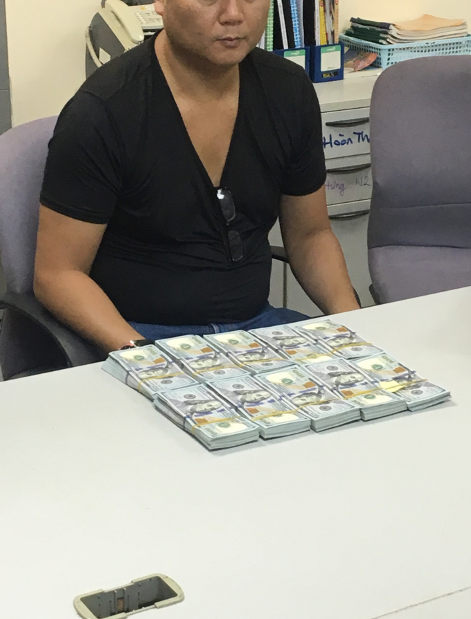 Khách ngoại quốc cất giấu gần 100.000 USD khi làm 