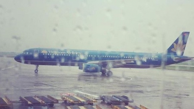 may-bay-ha-canh-lech-vi-tri-tai-noi-bai-duoi-mua-l