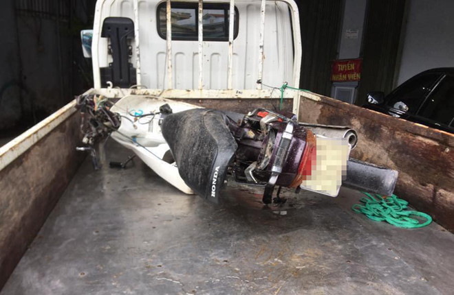 Ôtô tông sập nhiều nhà dân, 2 mẹ con tư