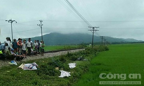 Tàu hỏa hất xe máy văng xuống ruộng, hai