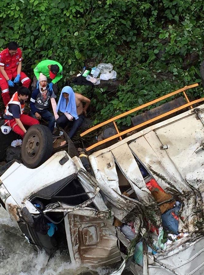 Xe chở hàng cứu trợ Lào lật xuống sôn