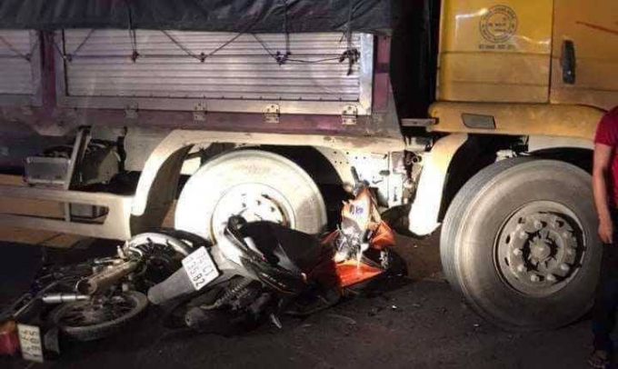 Va chạm kinh hoàng giữa xe tải và xe máy, 3