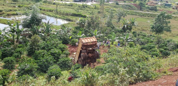 Xe ben lao xuống vực, tài xế mắc kẹt tử vong trong