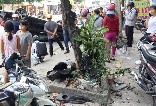 Ôtô lao lên vỉa hè Sài Gòn tông hàng loạ