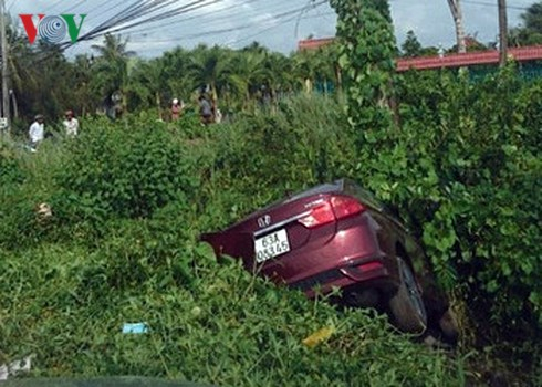 Tiền Giang đình chỉ công tác CSGT lái ô to