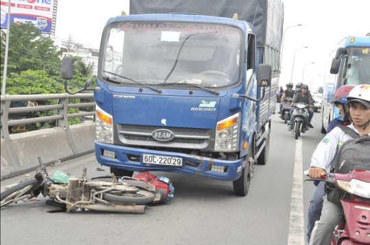 Vợ chết, chồng nguy kịch trên cầu vượt ngã tư “tử 