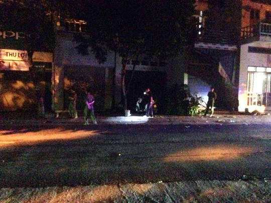 Đánh nhau ngã ra đường, bị đối thủ lái ô tô bán tả