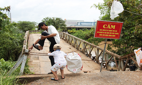 Sập cầu sắt, người dân ở Bến Tre phải đi đường vòn