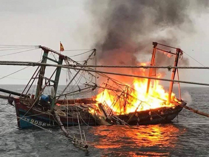 Tàu cá 4 tỷ bốc cháy, 7 ngư dân nhảy xuô
