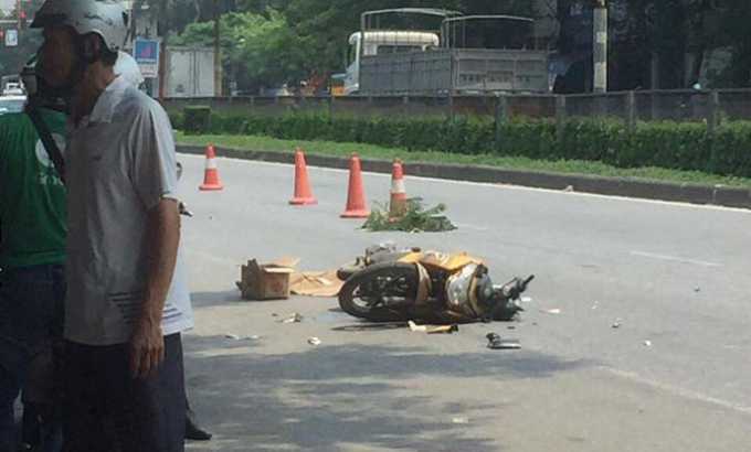 Va chạm với xe đầu kéo, người phụ nữ c