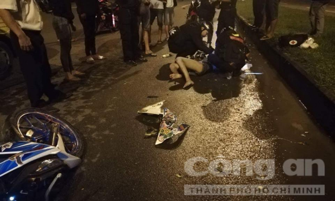 Hai cô gái đi xe máy tông người đàn ông b