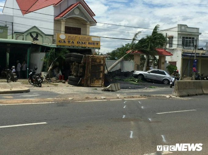 Ngồi chơi trước cửa nhà, bé gái bị xe 