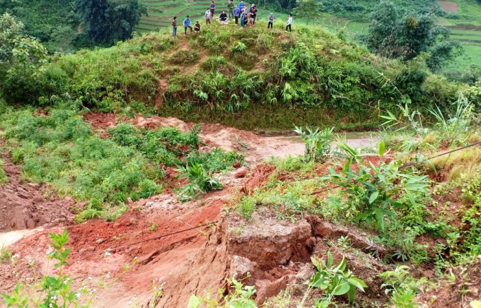 Sạt lở đất trên đường, hai bà cháu tử