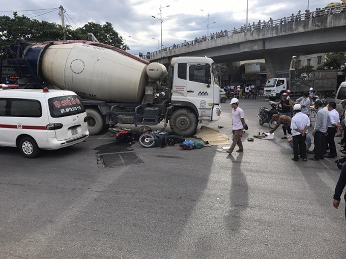 Ngã xuống đường sau va chạm, một phụ nữ bị xe bồn 