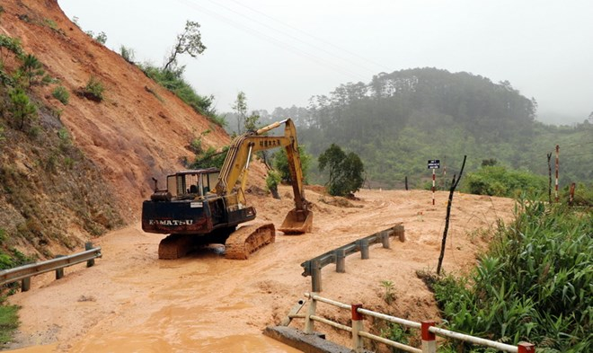 Đường từ Cửa khẩu Quốc tế Bờ Y qua Lào ách tắc vì 