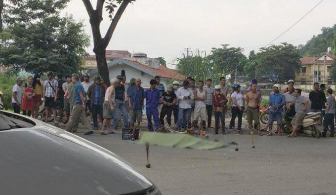 Giật mình tiếng còi xe tải, người phụ nữ bị cán ch