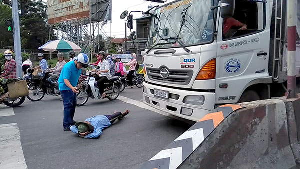 Tự va vào xe khách rồi... lăn giữa đường đườ