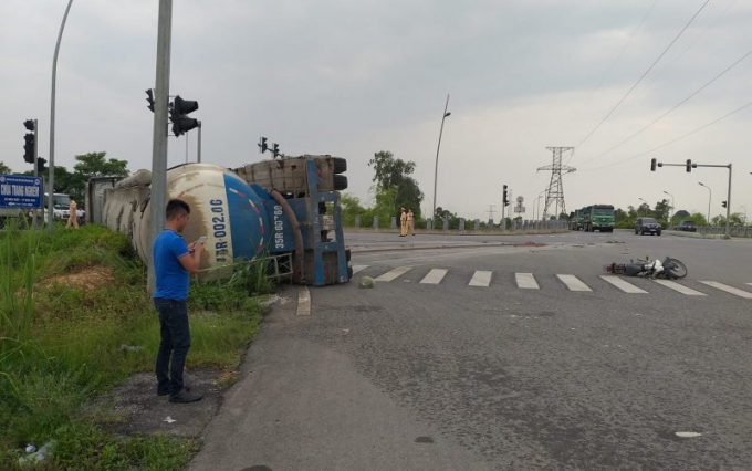 Xe bồn lật đè 1 người đàn ông tử vong