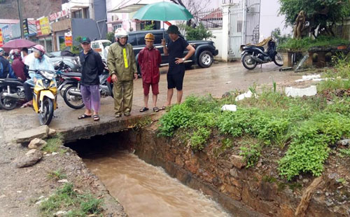 Bé trai đi xe đạp điện ngã xuống cống bị