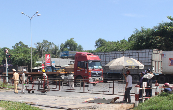 Đi chợ bằng xe đạp, người phụ nữ chết thảm dưới bá