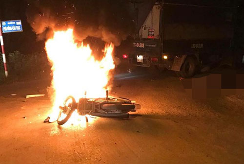 Xe máy bốc cháy sau va chạm với xe tải, một người 