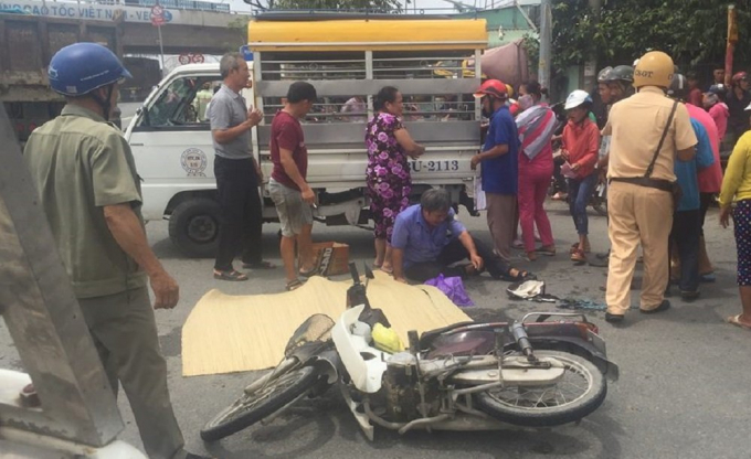 Cha gào khóc ôm thi thể con trai bị xe ben cán chế