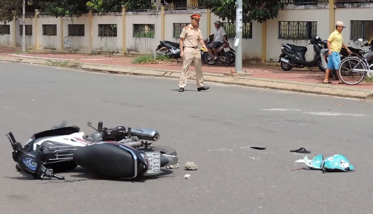 Chở em đi nhập học, nữ sinh cấp 3 bị xe khách cán 