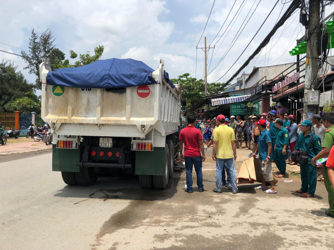Bé gái bị tông tử vong, người của nhà xe phun sơn 