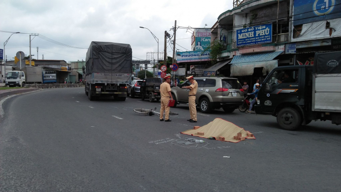 Người phụ nữ bán vé số chết thảm sau va chạm với x