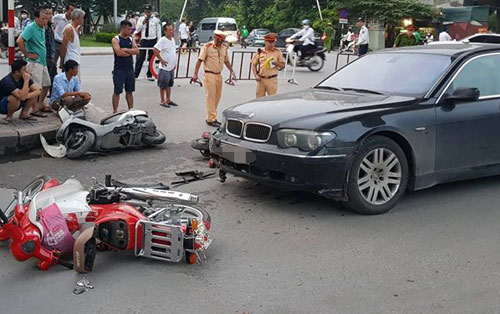 Nữ tài xế BMW đâm liên hoàn khiến hai cháu bé nhập