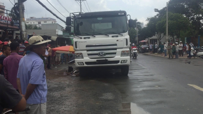 me-ngat-lim-om-thi-the-be-gai-hoc-sinh-lop-4-bi-xe