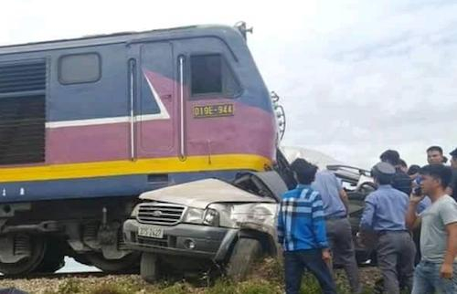 Tàu hoả đâm xe 7 chỗ, 2 người chết