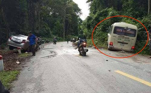 Ôtô 4 chỗ bẹp dúm đầu khi đâm xe khách t
