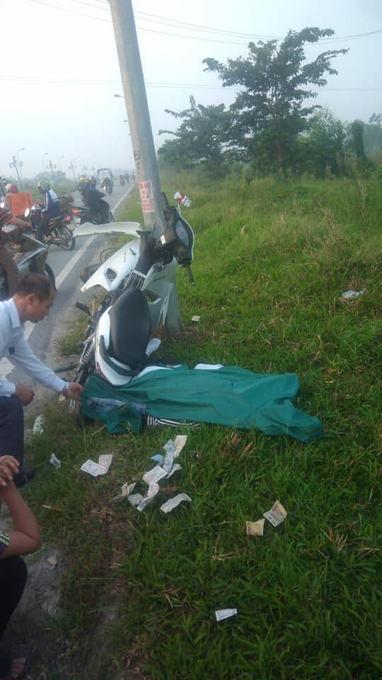 Phát hiện nam thanh niên tử vong, xe máy bẹp nát d
